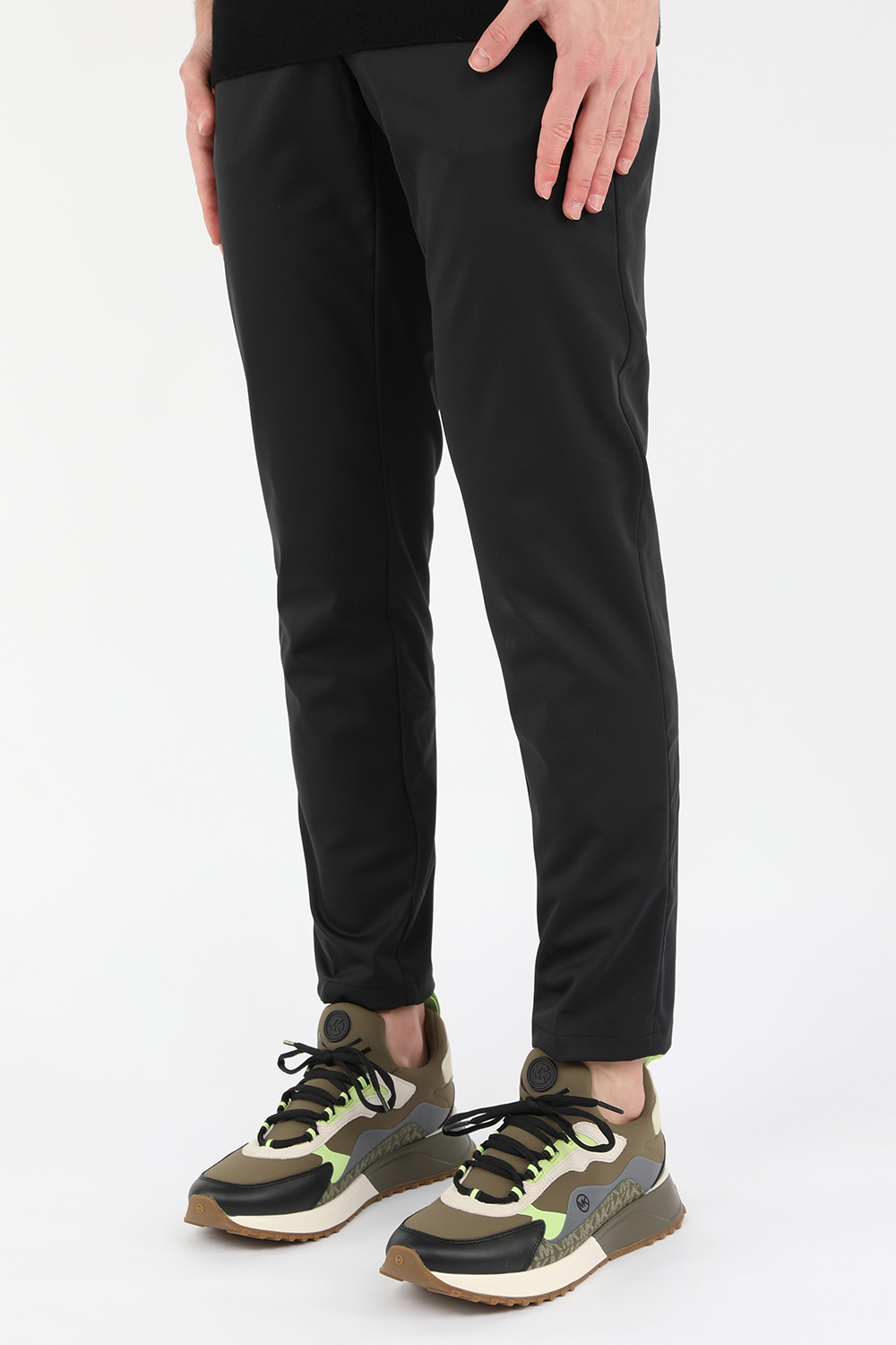 תמונת כל הלוק של נעלי ספורט תיאו בגווני ירוק זית ולבן